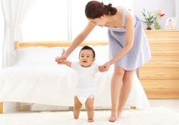 南寧月嫂公司：生了孩子請(qǐng)?jiān)律┻€是請(qǐng)婆婆來(lái)照顧，這四點(diǎn)是關(guān)鍵！